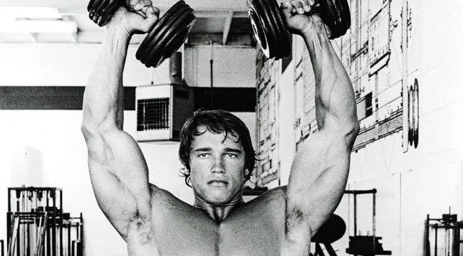 Arnoldové tlaky – Cvik na ramená (Technika + Užitočné tipy)